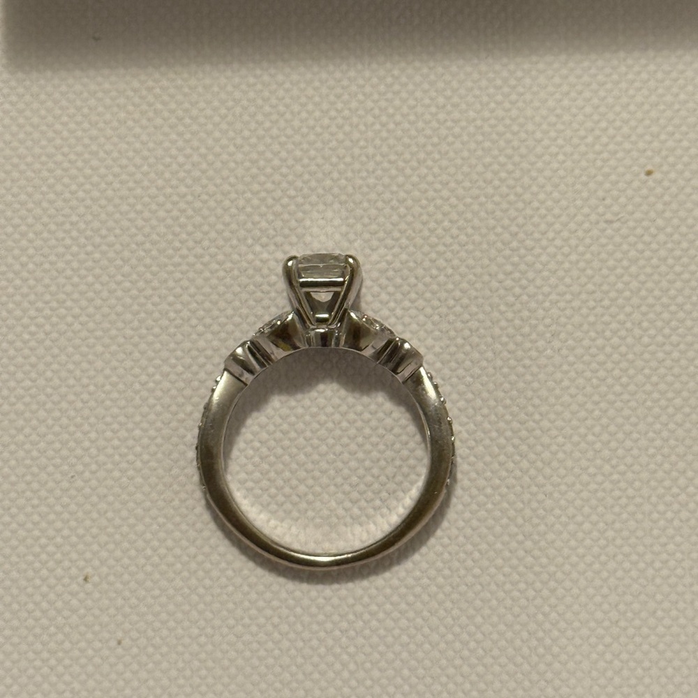 Elegant Silver cushion cut diamond engagement ring - Picture 4 of 11